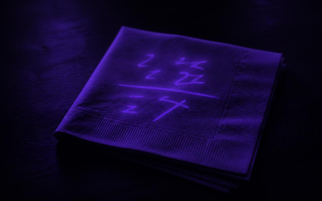 Guardanapo de papel dobrado sobre uma mesa escura, iluminado por uma única luz violeta suave, com traços de uma conta rápida rabiscada brilhando em violeta: a metáfora da conta de guardanapo.
